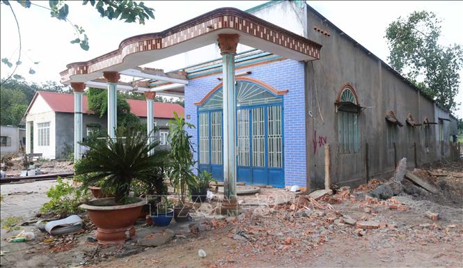 Căn nhà của gia đình bà Đỗ Thị Mão ở khu phố Minh Thành 1, phường Chơn Thành đang được tháo dỡ để bàn giao mặt bằng thực hiện dự án cao tốc Gia Nghĩa - Chơn Thành. Ảnh: Đậu Tất Thành - TTXVN 