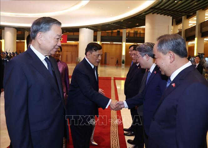 Tổng Bí thư, Chủ tịch nước Tô Lâm giới thiệu thành viên đoàn Việt Nam với Nhà vua Thái Lan Maha Vajiralongkorn Phra Vajiraklaochaoyuhua và Hoàng hậu. Ảnh: Thống Nhất - TTXVN 
