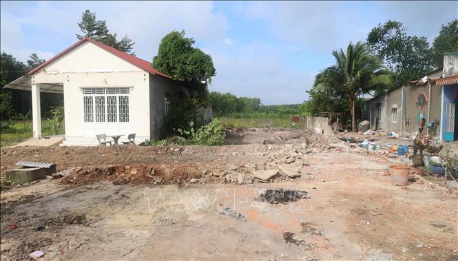 Một căn nhà của người dân phường Chơn Thành được tháo dỡ để bàn giao mặt bằng thực hiện dự án cao tốc Gia Nghĩa - Chơn Thành. Ảnh: Đậu Tất Thành - TTXVN 
