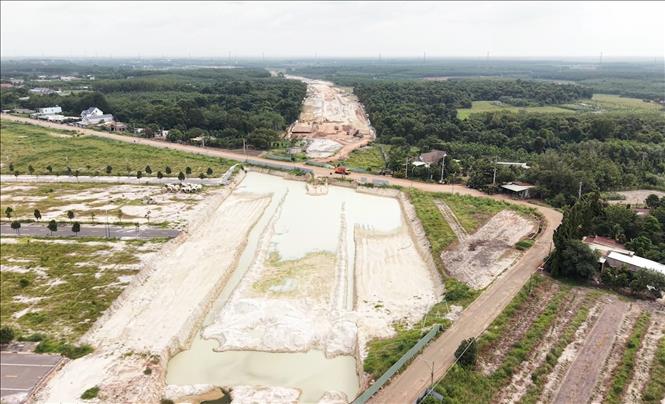 Cao tốc Gia Nghĩa - Chơn Thành đoạn qua phường Chơn Thành đang được khẩn trương thi công, nhiều đoạn tuyến đã được hình thành trên phần mặt bằng được bàn giao. Ảnh: Đậu Tất Thành - TTXVN 