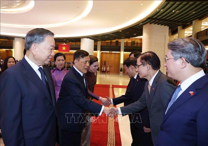 Tổng Bí thư, Chủ tịch nước Tô Lâm giới thiệu thành viên đoàn Việt Nam với Nhà vua Thái Lan Maha Vajiralongkorn Phra Vajiraklaochaoyuhua và Hoàng hậu. Ảnh: Thống Nhất - TTXVN 

