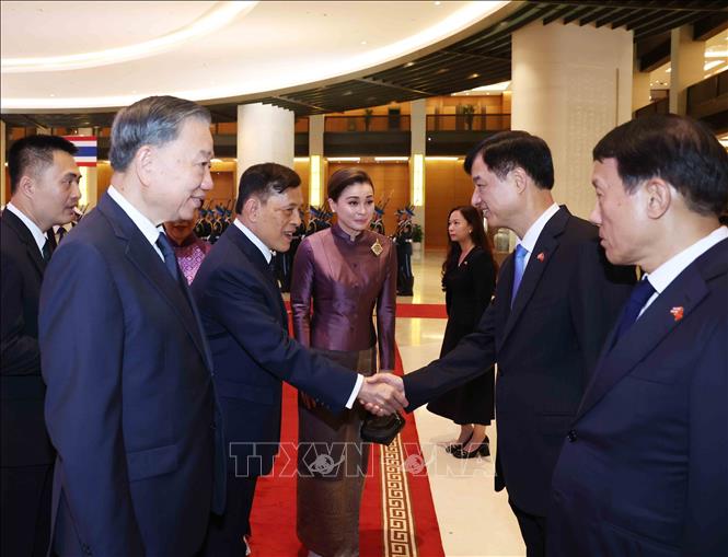 Tổng Bí thư, Chủ tịch nước Tô Lâm giới thiệu thành viên đoàn Việt Nam với Nhà vua Thái Lan Maha Vajiralongkorn Phra Vajiraklaochaoyuhua và Hoàng hậu. Ảnh: Thống Nhất - TTXVN 

