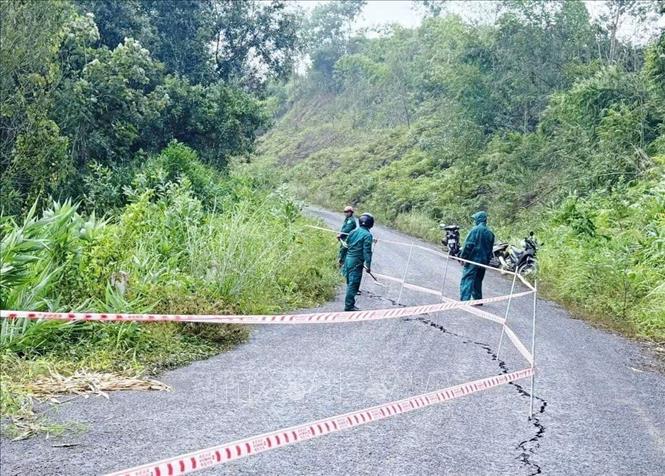 Một đoạn đường liên xã gần cầu Đắk Glong, xã Quảng Khê (Lâm Đồng) xuất hiện vết nứt dài khoảng 20m, nền đường có dấu hiệu biến dạng. Ảnh: TTXVN phát
