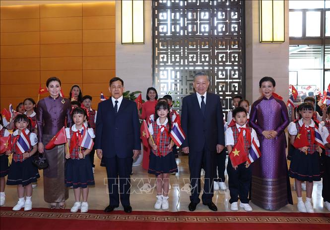 Tổng Bí thư, Chủ tịch nước Tô Lâm và Phu nhân Ngô Phương Ly cùng Nhà vua Thái Lan Maha Vajiralongkorn Phra Vajiraklaochaoyuhua và Hoàng hậu Suthida Bajrasudhabimalalakshana chụp ảnh chung với thiếu nhi Thủ đô. Ảnh: Thống Nhất - TTXVN