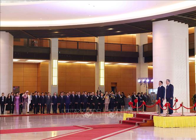 Tổng Bí thư, Chủ tịch nước Tô Lâm và Nhà vua Thái Lan Maha Vajiralongkorn Phra Vajiraklaochaoyuhua trên bục danh dự, thực hiện nghi lễ chào cờ. Ảnh: Thống Nhất - TTXVN 