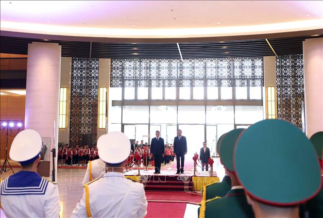 Tổng Bí thư, Chủ tịch nước Tô Lâm và Nhà vua Thái Lan Maha Vajiralongkorn Phra Vajiraklaochaoyuhua trên bục danh dự, thực hiện nghi lễ chào cờ. Ảnh: Thống Nhất - TTXVN 