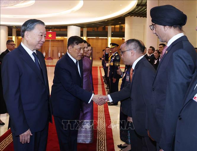 Tổng Bí thư, Chủ tịch nước Tô Lâm giới thiệu với Nhà vua Thái Lan Maha Vajiralongkorn Phra Vajiraklaochaoyuhua và Hoàng hậu Suthida Bajrasudhabimalalakshana các đại biểu là Đại sứ, Đại biên các nước ASEAN tham dự Lễ đón. Ảnh: Thống Nhất – TTXVN