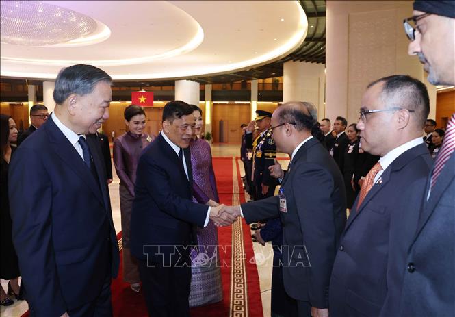 Tổng Bí thư, Chủ tịch nước Tô Lâm giới thiệu với Nhà vua Thái Lan Maha Vajiralongkorn Phra Vajiraklaochaoyuhua và Hoàng hậu Suthida Bajrasudhabimalalakshana các đại biểu là Đại sứ, Đại biên các nước ASEAN tham dự Lễ đón. Ảnh: Thống Nhất – TTXVN