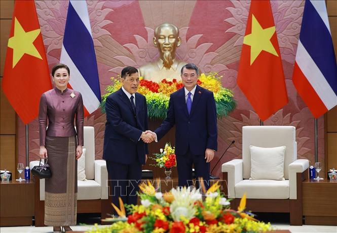 Thủ tướng Lê Minh Hưng hội kiến Nhà vua Vương quốc Thái Lan Maha Vajiralongkorn Phra Vajiraklaochaoyuhua và Hoàng hậu Suthida Bajrasudhabimalalakshana. Ảnh: Dương Giang – TTXVN
