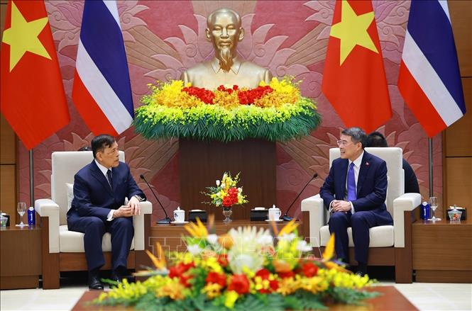 Thủ tướng Lê Minh Hưng và Nhà vua Vương quốc Thái Lan Maha Vajiralongkorn Phra Vajiraklaochaoyuhua. Ảnh: Dương Giang – TTXVN
