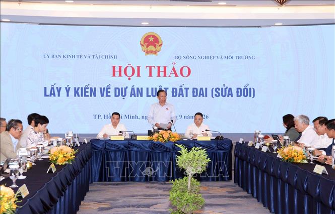 Ông Phan Văn Mãi, Chủ nhiệm Ủy ban Kinh tế và Tài chính, chủ trì Hội thảo. Ảnh: Xuân Khu-TTXVN