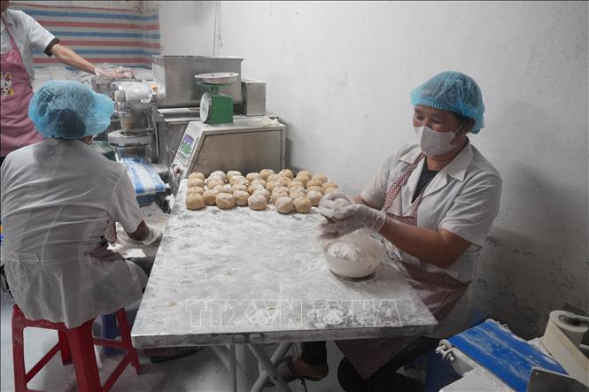 Công nhân đang nặn bánh trung thu. Ảnh: Tiến Vĩnh –TTXVN