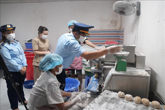 Kiểm tra trọng lượng của sản phẩm bánh trung thu ở Lạng Sơn. Ảnh: Tiến Vĩnh –TTXVN