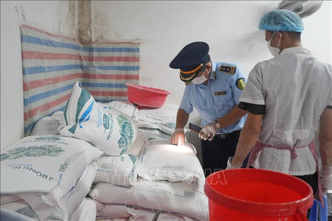 Kiểm tra nguồn gốc xuất xứ bột làm bánh trung thu. Ảnh: Tiến Vĩnh –TTXVN
