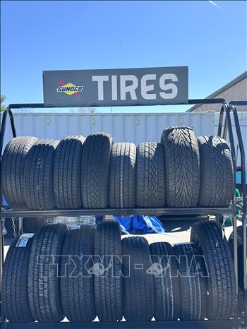 Lốp ô tô bày bán tại một trạm xăng ven đường cao tốc I-94, phục vụ nhu cầu thay thế và bảo dưỡng xe. Ảnh: Đoàn Hùng – PV TTXVN tại Mỹ