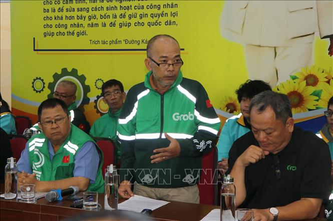 Ông Phạm Mi Sên, Phó Chủ tịch Nghiệp đoàn Xe ôm công nghệ Thành phố Hồ Chí Minh phát biểu tại hội thảo. Ảnh: Thanh Vũ - TTXVN
