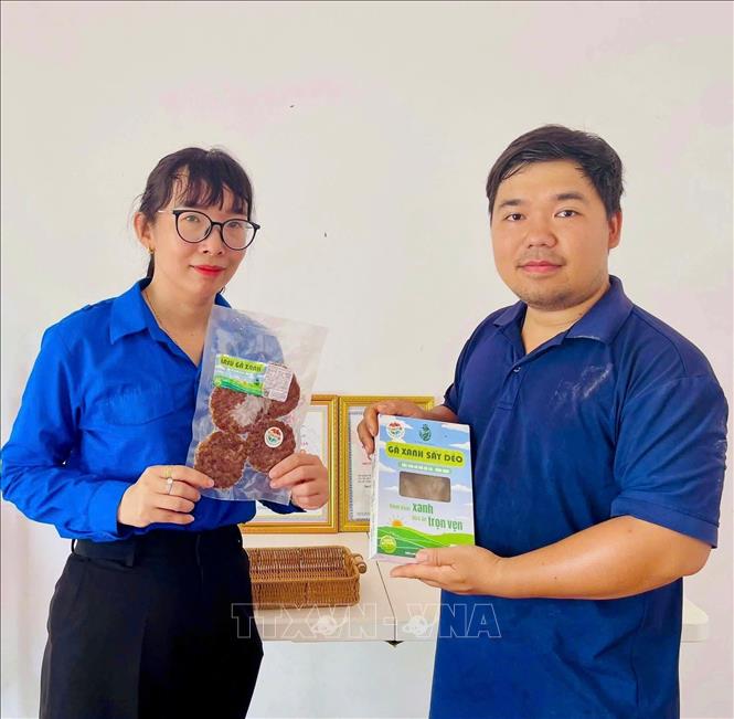 Anh Nguyễn Giang Trí (sinh năm 1994, xã Ân Tường, tỉnh Gia Lai) với sản phẩm OCOP gà thả đồi. Ảnh: TTXVN phát