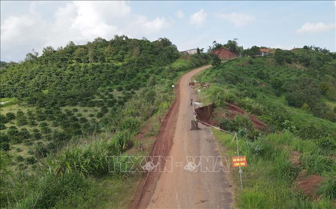 Sạt lở đường giao thông tại khu vực có độ dốc cao thuộc phường Đông Gia Nghĩa, tỉnh Lâm Đồng. Ảnh: Hưng Thịnh – TTXVN