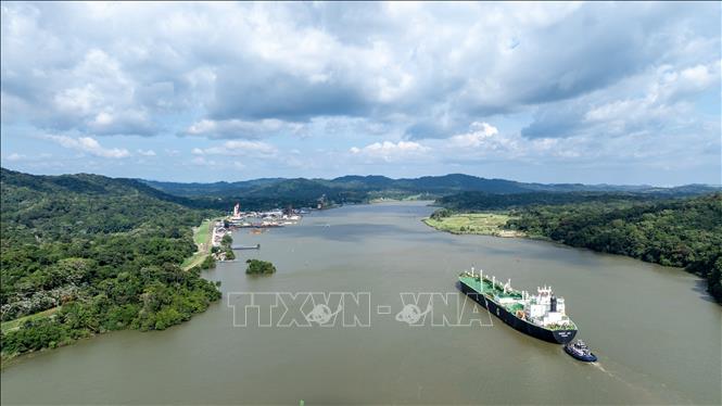 Con tàu di chuyển qua Kênh đào Panama, gần thành phố Panama. Ảnh: THX/TTXVN phát