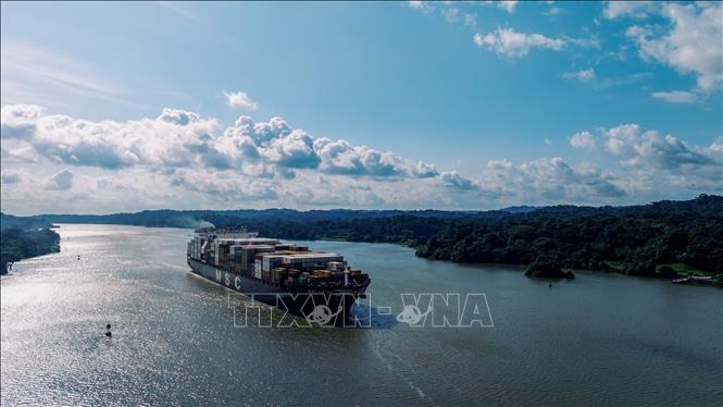 Tàu hàng di chuyển qua Kênh đào Panama, gần thành phố Panama. Ảnh: THX/TTXVN phát