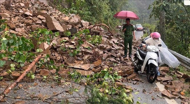 Mưa lớn gây sạt lở taluy dương và tắc đường tại Km265+900, Quốc lộ 32, thuộc địa phận xã Tú Lệ. Ảnh: TTXVN phát