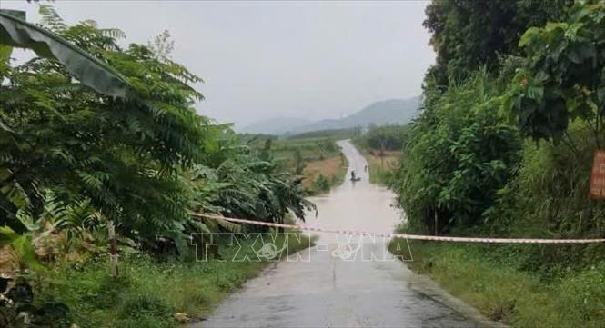 Nhiều đập tràn trên địa bàn tỉnh Lào Cai nước dâng cao, lực lượng chức năng căng dây không cho người và phương tiện lưu thông. Ảnh: TTXVN phát