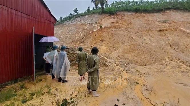 Lãnh đạo các xã trên địa bàn tỉnh Lào Cai kiểm tra các điểm có nguy cơ cao sạt lở. Ảnh: TTXVN phát