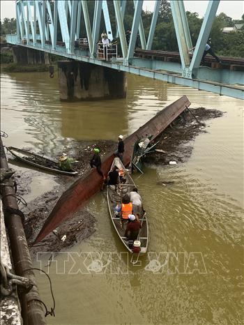 Sà lan bị chìm tại chân cầu Mỹ Chánh được lực lượng cứu hộ dùng cần cẩu kéo nổi, trục vớt an toàn. Ảnh: Nguyên Linh - TTXVN