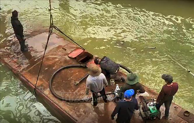 Sà lan bị chìm tại chân cầu Mỹ Chánh đã được lực lượng cứu hộ trục vớt. Ảnh: Nguyên Linh - TTXVN