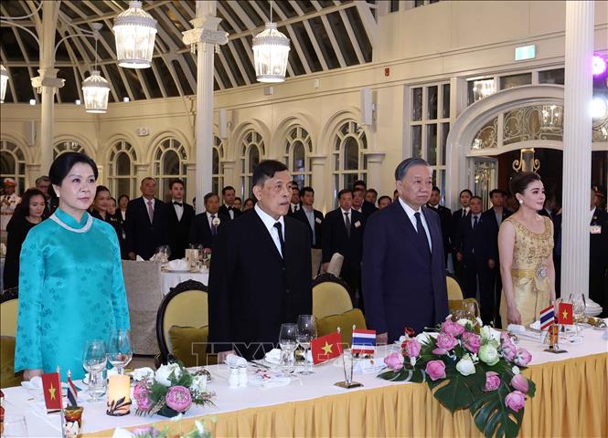Tổng Bí thư, Chủ tịch nước Tô Lâm và Phu nhân Ngô Phương Ly cùng Nhà vua Thái Lan Maha Vajiralongkorn Phra Vajiraklaochaoyuhua và Hoàng hậu Suthida Bajrasudhabimalalakshana với các đại biểu thực hiện nghi thức chào cờ. Ảnh: Thống Nhất – TTXVN