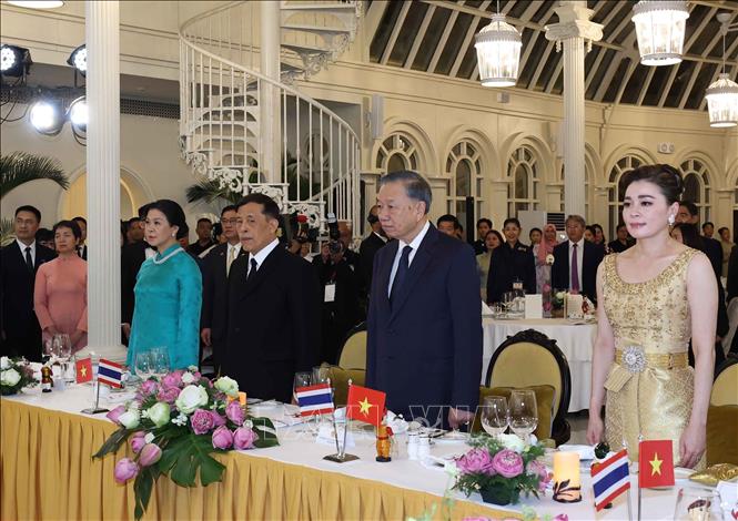 Tổng Bí thư, Chủ tịch nước Tô Lâm và Phu nhân Ngô Phương Ly cùng Nhà vua Thái Lan Maha Vajiralongkorn Phra Vajiraklaochaoyuhua và Hoàng hậu Suthida Bajrasudhabimalalakshana với các đại biểu thực hiện nghi thức chào cờ. Ảnh: Thống Nhất – TTXVN