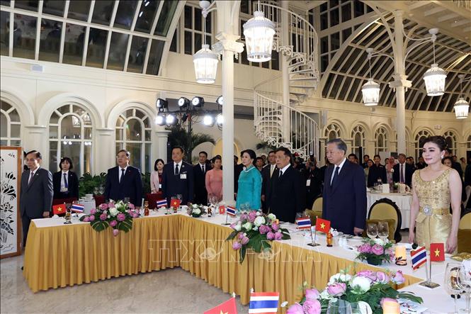 Tổng Bí thư, Chủ tịch nước Tô Lâm và Phu nhân Ngô Phương Ly cùng Nhà vua Thái Lan Maha Vajiralongkorn Phra Vajiraklaochaoyuhua và Hoàng hậu Suthida Bajrasudhabimalalakshana với các đại biểu thực hiện nghi thức chào cờ. Ảnh: Thống Nhất – TTXVN