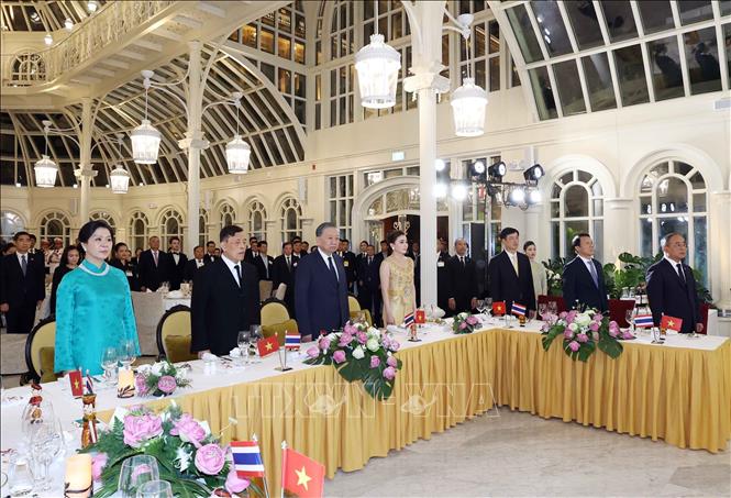 Tổng Bí thư, Chủ tịch nước Tô Lâm và Phu nhân Ngô Phương Ly cùng Nhà vua Thái Lan Maha Vajiralongkorn Phra Vajiraklaochaoyuhua và Hoàng hậu Suthida Bajrasudhabimalalakshana với các đại biểu thực hiện nghi thức chào cờ. Ảnh: Thống Nhất – TTXVN