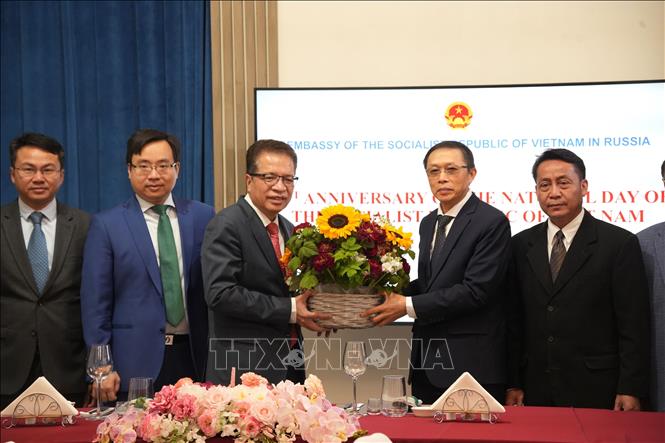 Đại sứ Lào Shiphandone Oybuabuddy tặng hoa chúc mừng 81 năm Ngày Quốc Khánh Việt Nam. Ảnh: Trần Hải - PV TTXVN tại Nga 