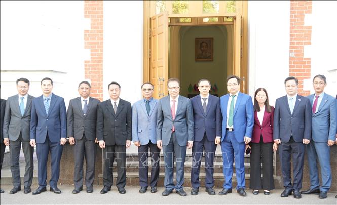 Lãnh đạo 2 cơ quan đại diện Việt Nam và Lào cùng cán bộ cơ quan đại diện hai nước chụp ảnh lưu niệm. Ảnh: Trần Hải - PV TTXVN tại Nga 