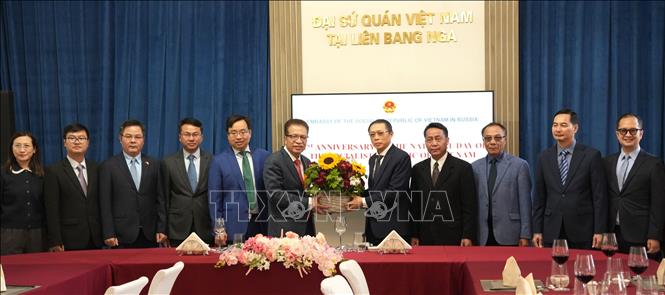 Đại sứ Lào Shiphandone Oybuabuddy tặng hoa chúc mừng 81 năm Ngày Quốc Khánh Việt Nam. Ảnh: Trần Hải - PV TTXVN tại Nga 