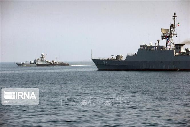 Tàu khu trục Jamaran thuộc Hạm đội 83 của Hải quân Iran tuần tra tại khu vực eo biển Bab al-Mandab. Ảnh: IRNA/TTXVN phát