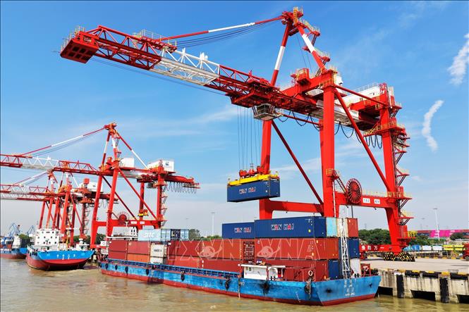Cảng hàng hóa ở Giang Tô, Trung Quốc. Ảnh: THX/TTXVN phát