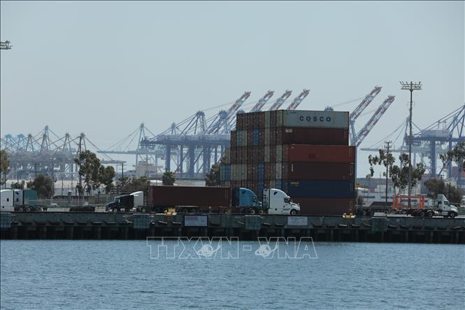 Cảng hàng hóa ở Los Angeles, bang California, Mỹ. Ảnh: THX/TTXVN phát