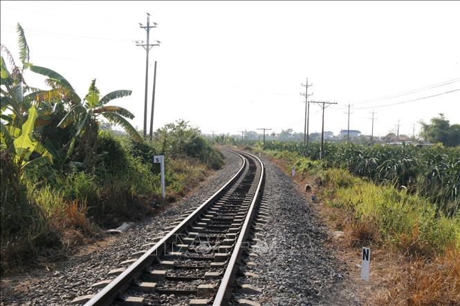 Tuyến đường sắt đi qua địa bàn tỉnh Lâm Đồng dài gần 175 km giữ vai trò huyết mạch trong vận chuyển hành khách, hàng hóa, góp phần thúc đẩy phát triển kinh tế - xã hội, bảo đảm quốc phòng, an ninh. Ảnh: Nguyễn Thanh - TTXVN