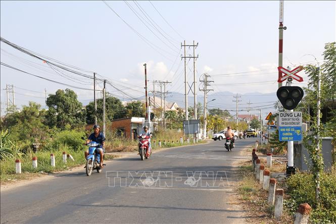 Một tuyến đường ngang giao cắt qua đường sắt có đèn và biển cảnh báo an toàn giao thông. Ảnh: Nguyễn Thanh - TTXVN