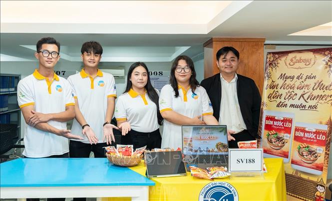 Nhóm dự án SABAY giới thiệu sản phẩm bún nước lèo ăn liền tại Cuộc thi HUIT Startup lần 07 năm 2026 cấp thành phố do trường Đại học Công Thương Thành phố Hồ Chí Minh tổ chức. Ảnh: TTXVN phát