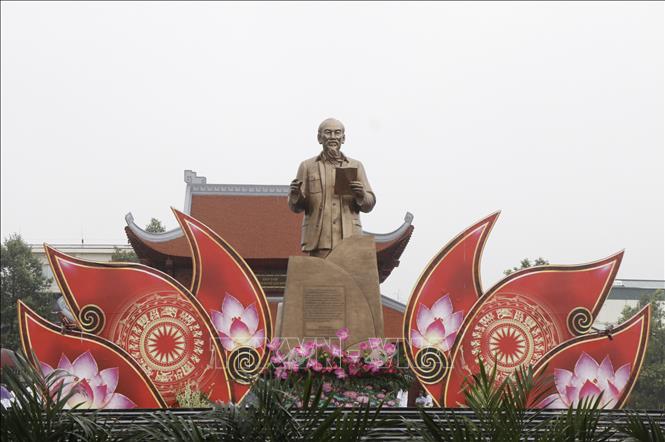 Tượng đài Bác Hồ tại Đền thờ Bác Hồ và Công viên Văn Miếu vừa được khánh thành của tỉnh Bắc Ninh. Ảnh: Thanh Thương- TTXVN