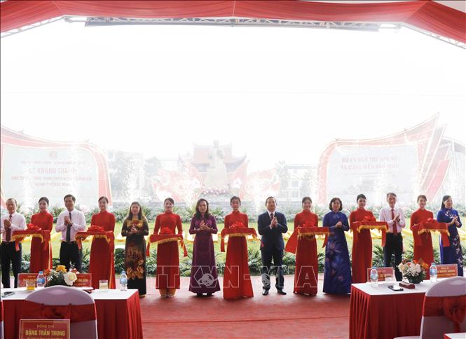 Các đại biểu cắt băng khánh thành tại buổi lễ. Ảnh: Thanh Thương - TTXVN 