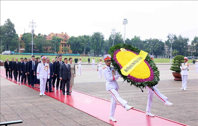 Nhà vua Thái Lan Maha Vajiralongkorn Phra Vajiraklaochaoyuhua và Hoàng hậu Suthida Bajrasudhabimalalakshana đến đặt vòng hoa và vào Lăng viếng Chủ tịch Hồ Chí Minh. Ảnh: Phạm Kiên - TTXVN