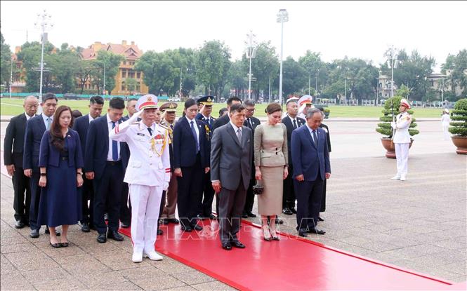 Nhà vua Thái Lan Maha Vajiralongkorn Phra Vajiraklaochaoyuhua và Hoàng hậu Suthida Bajrasudhabimalalakshana đến đặt vòng hoa và vào Lăng viếng Chủ tịch Hồ Chí Minh. Ảnh: Phạm Kiên - TTXVN