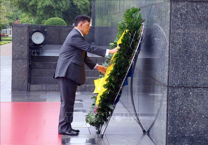Nhà vua Thái Lan Maha Vajiralongkorn Phra Vajiraklaochaoyuhua đặt vòng hoa tưởng niệm Chủ tịch Hồ Chí Minh. Ảnh: Phạm Kiên - TTXVN