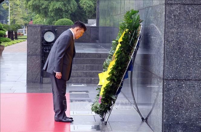 Nhà vua Thái Lan Maha Vajiralongkorn Phra Vajiraklaochaoyuhua đặt vòng hoa tưởng niệm Chủ tịch Hồ Chí Minh. Ảnh: Phạm Kiên - TTXVN