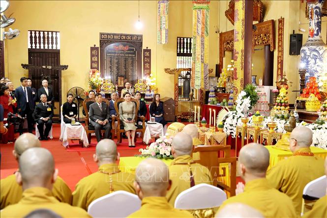 Nhà vua Thái Lan Maha Vajiralongkorn Phra Vajiraklaochaoyuhua và Hoàng hậu Suthida Bajrasudhabimalalakshana dự lễ cầu an tại chùa Quán sứ. Ảnh: An Đăng - TTXVN