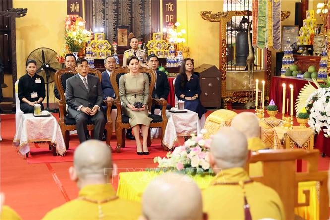 Nhà vua Thái Lan Maha Vajiralongkorn Phra Vajiraklaochaoyuhua và Hoàng hậu Suthida Bajrasudhabimalalakshana dự lễ cầu an tại chùa Quán sứ. Ảnh: An Đăng - TTXVN